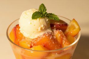 Как сделать Десерт с персиками и ванильным мороженым: пошаговая инструкция.