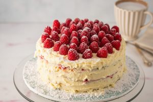 Как приготовить Торт с малиновыми ягодами и сливочным кремом: пошаговая инструкция.