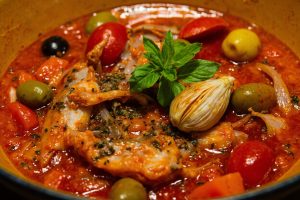 Тушеная рыба с помидорами и оливками: пошаговое руководство.