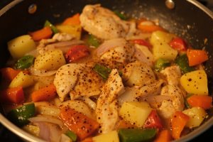 Тушеная курица с картошкой и сладким перцем: пошаговый рецепт.