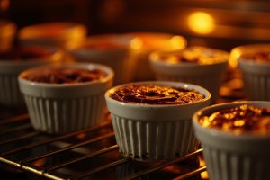 Пошаговый рецепт Шоколадного фондана с ягодным соусом.