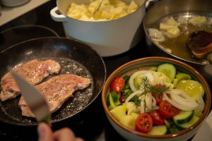 Свинина с картофельным пюре и салатом из свежих овощей: пошаговый рецепт.