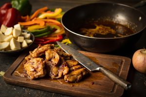 Курица с картошкой и перцем в медовом соусе: пошаговое руководство.