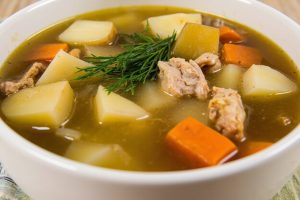 Пошаговый рецепт супа из индейки с картофелем и зеленью.