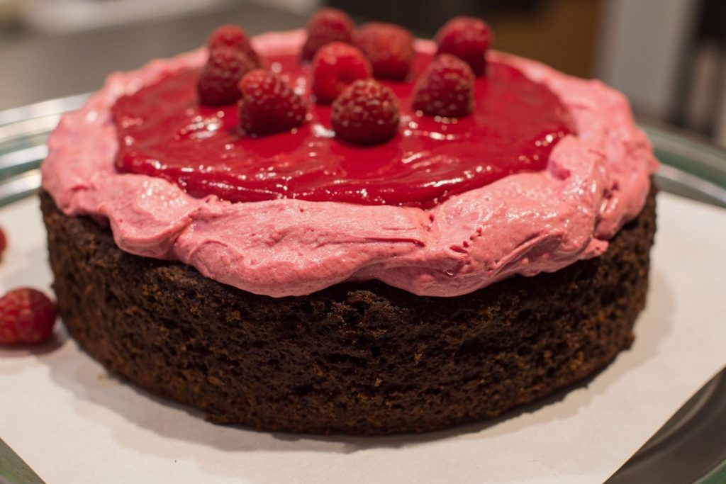 Как приготовить Шоколадный торт с малиновым муссом: пошаговая инструкция.