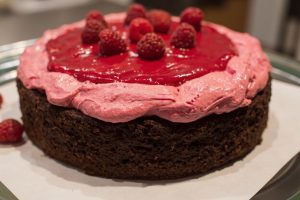 Как приготовить Шоколадный торт с малиновым муссом: пошаговая инструкция.