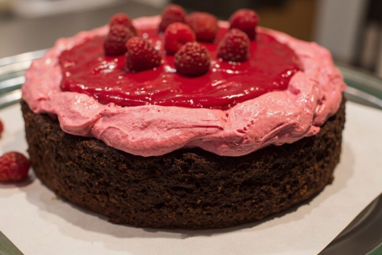 Как приготовить Шоколадный торт с малиновым муссом: пошаговая инструкция.