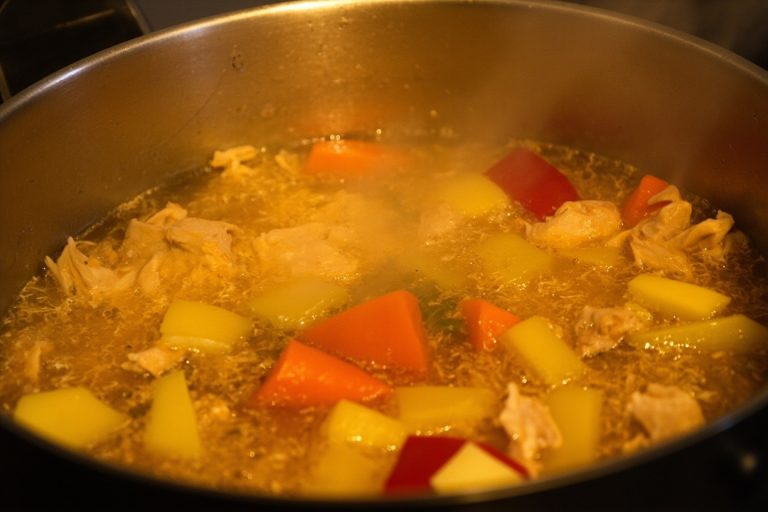 Пошаговый рецепт супа с перцем и куриным филе.