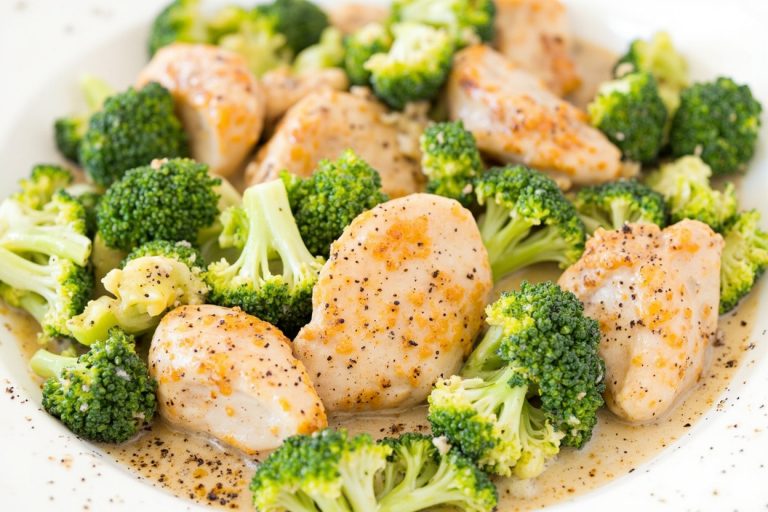 Куриные грудки с брокколи и сыром под соусом: пошаговый рецепт.