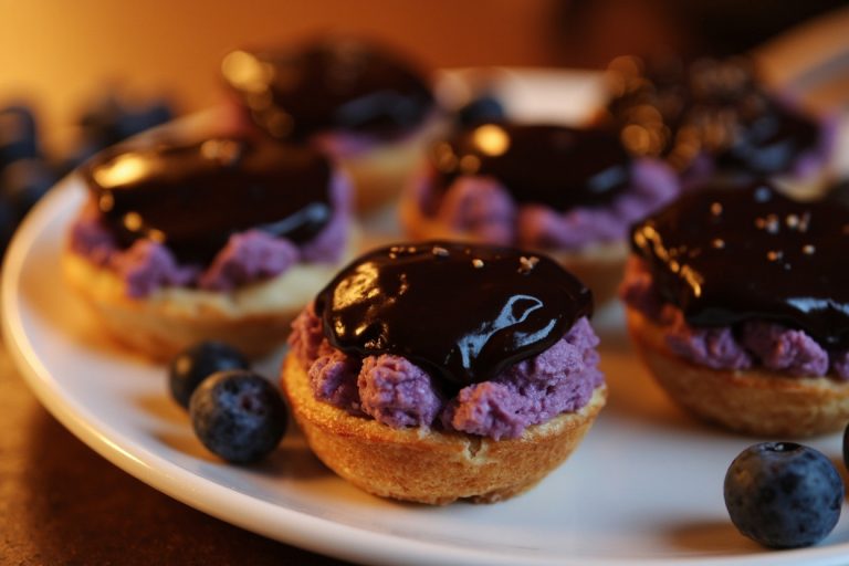 Как сделать Пирожные с черничным кремом и шоколадом: пошаговая инструкция.