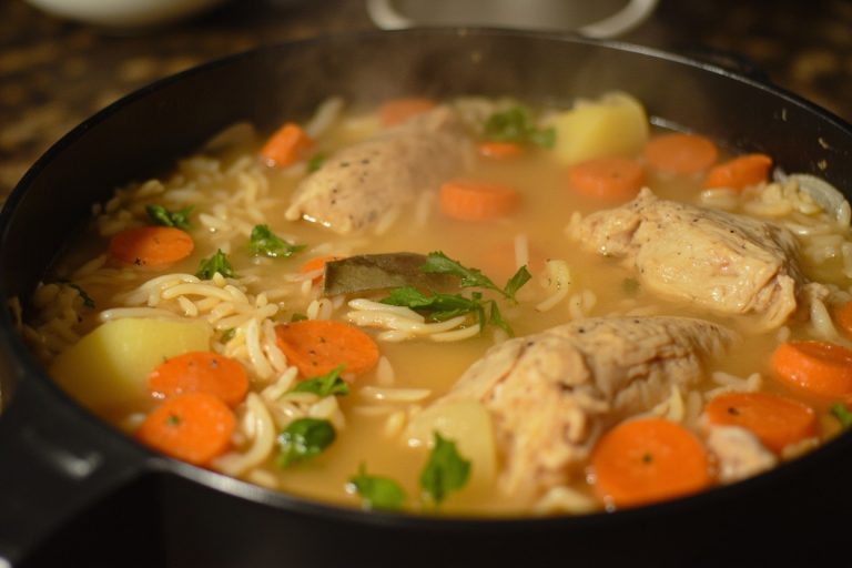 Пошаговый рецепт супа из курицы с рисом и овощами.