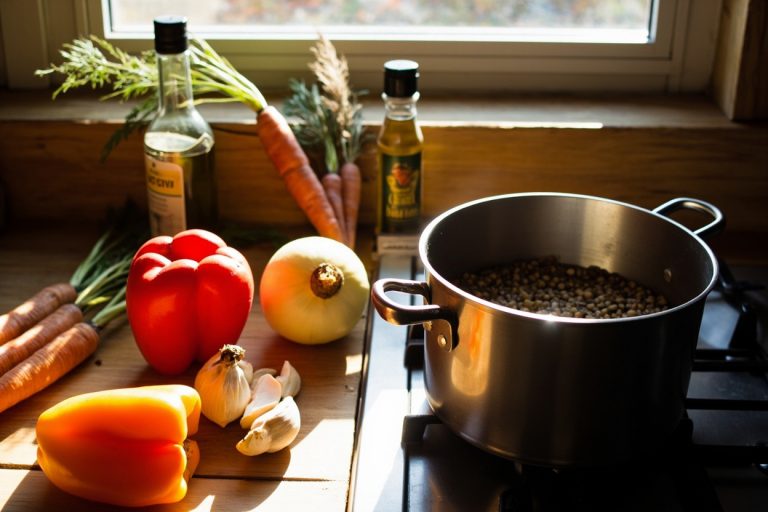 Пошаговый рецепт супа с чечевицей и сладким перцем.