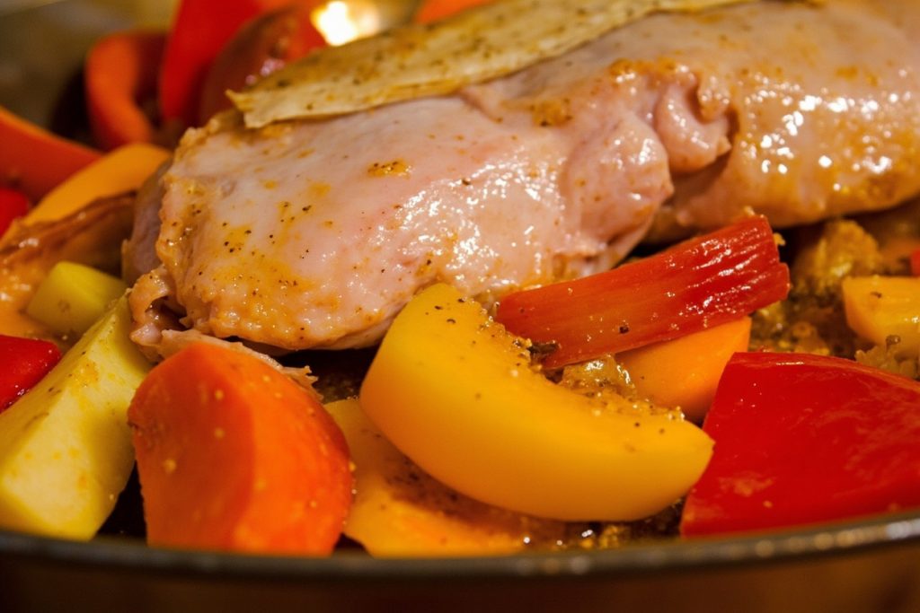 Запеченная свинина с перцами и морковью: пошаговое руководство.