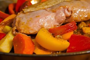 Запеченная свинина с перцами и морковью: пошаговое руководство.