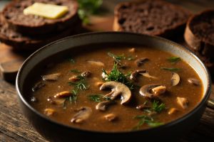 Пошаговый рецепт грибного супа с ржаным хлебом.