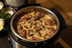 Свинина с грибами и сливками в мультиварке: пошаговое руководство.