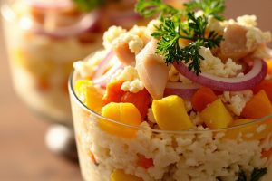 Пошаговый рецепт салата Мимоза с консервированной рыбой.