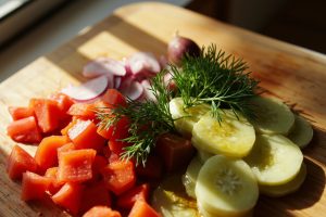 Пошаговый рецепт салата с помидорами, огурцами и редисом.