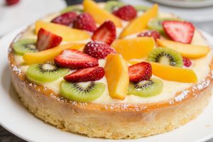 Как сделать Торт с заварным кремом и свежими фруктами: пошаговая инструкция.