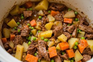 Говядина с картошкой и сладким горошком в мультиварке: пошаговый рецепт.