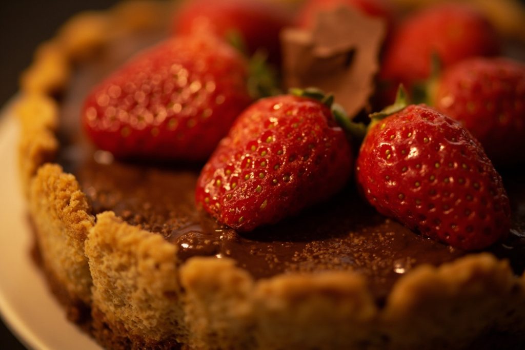 Как приготовить Шоколадный тарт с клубникой: пошаговая инструкция.