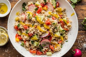 Пошаговый рецепт салата с киноа и овощами.