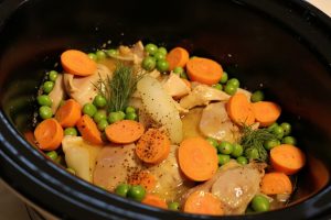 Курица с горохом и морковью в мультиварке: пошаговое руководство.