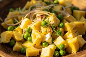 Пошаговый рецепт салата с картофелем, яйцом и зеленым горошком.