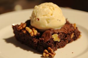 Пошаговый рецепт Брауни с орехами и мороженым.