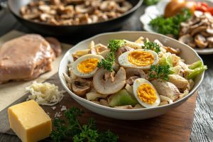 Пошаговый рецепт салата с грибами, курицей и сыром.