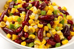 Пошаговый рецепт салата с красной фасолью и кукурузой.