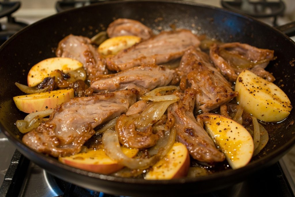 Свинина с яблоками и луком на сковороде: пошаговый рецепт.