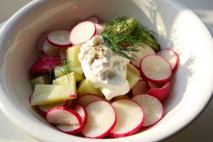 Пошаговый рецепт салата с редисом, огурцами и сметаной.
