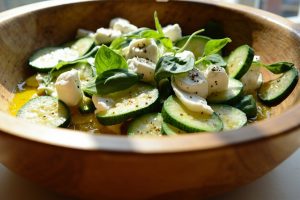 Пошаговый рецепт салата с цукини и моцареллой.