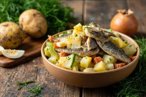 Пошаговый рецепт салата с картофелем, копченой рыбой и укропом.