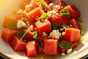 Пошаговый рецепт салата с арбузом, фетой и мятой.