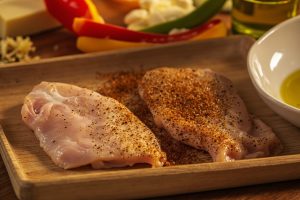 Запеченные куриные грудки с перцем и сыром: пошаговое руководство.