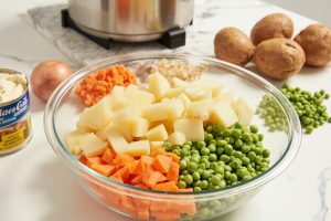 Пошаговый рецепт салата с картофелем, морковью и зеленым горошком.