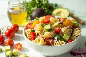 Пошаговый рецепт салата с ракушками и авокадо.