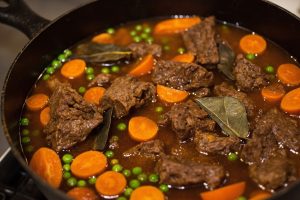 Тушеная говядина с морковью и горошком: пошаговое руководство.