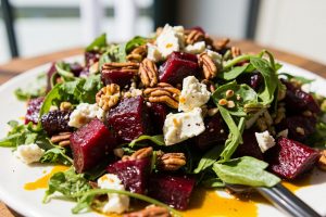Пошаговый рецепт салата с свеклой, козьим сыром и орехами пекан.