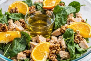Пошаговый рецепт салата с курицей, шпинатом и апельсинами.