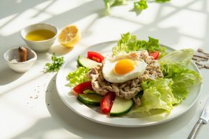 Пошаговый рецепт салата с тунцом и яйцом пашот.