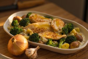 Курица с картофелем и брокколи в сливочном соусе: пошаговый рецепт.