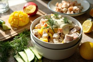 Пошаговый рецепт салата с крабами и манго.