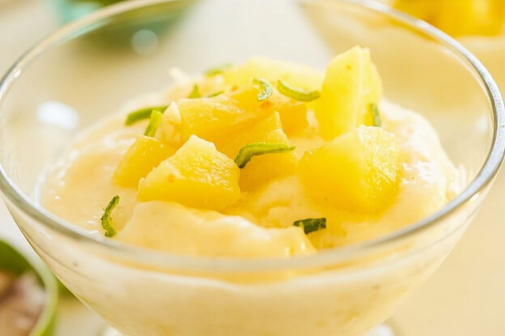 Пошаговый рецепт Кокосового пудинга с ананасом и лаймом.