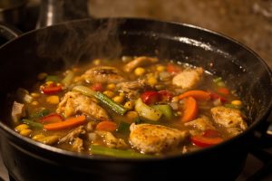 Овощное рагу с курицей и нутом: пошаговое руководство.