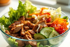 Пошаговый рецепт салата с курицей, овощами и соусом терияки.