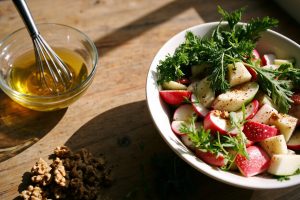 Пошаговый рецепт салата с редькой, яблоками и медовым соусом.