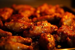 Куриные крылышки, запеченные с медом и соевым соусом: пошаговый рецепт.